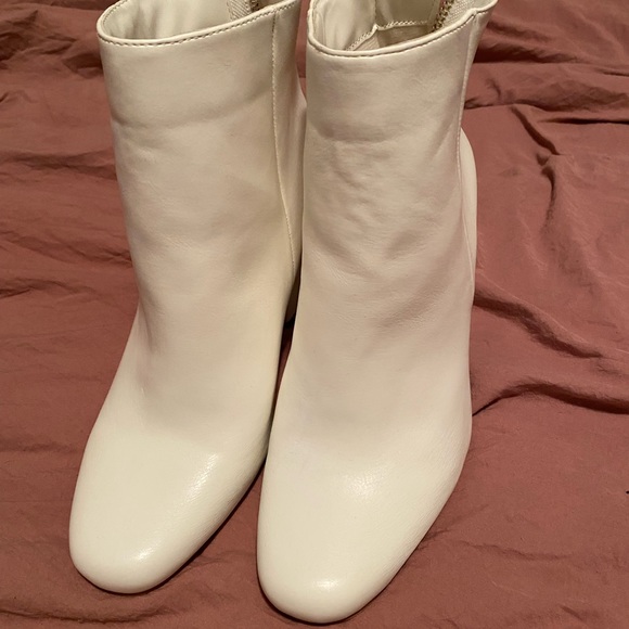 White booties, size 10, in new condition. - Picture 1 of 4